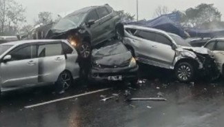 BREAKING NEWS: Kecelakaan Massal Tol Cipularang, Belasan Kendaraan Terlibat, Jalur Jakarta Lumpuh Total