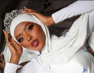 Mengenal Khadija Omar, Kontestan Berhijab Pertama di Ajang Miss Universe