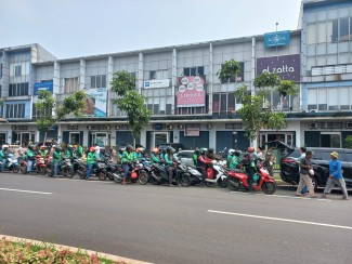 Ranting NU Grand Wisata Gelar Jumat Berkah Secara Rutin Jumat Pagi Bagi Tukang Ojek, Pedagang Asongan, Tukang Sapu dan Dhuafa