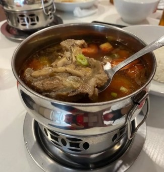 Sop Buntut Bakoel Kita, Sajikan Kuah Autentik dan Kaya Rempah