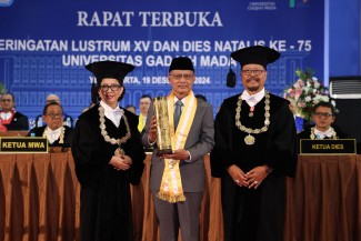 Berdedikasi Bidang Pendidikan dan Kemanusiaan, Haedar Nashir Raih Anugerah Hamengkubuwono IX dari UGM