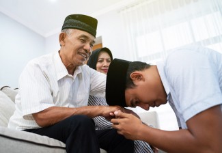 Berbakti Pada Orangtua Kedudukannya Lebih Tinggi dari Jihad Fi Sabilillah
