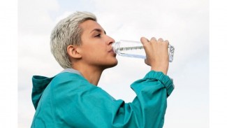 6 Manfaat Minum Air Putih setelah Bangun Tidur setiap Pagi