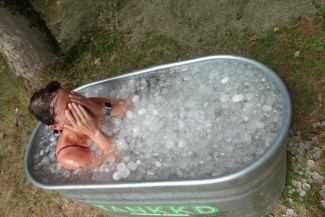Simak Tips Aman Ini Sebelum Mencoba Terapi Berendam Air Es yang Sarat Manfaat