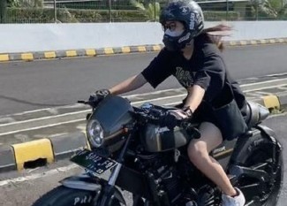 Bener Nggak Sih Mengendarai Motor Tanpa Jaket Bisa Bikin Paru-paru Basah?