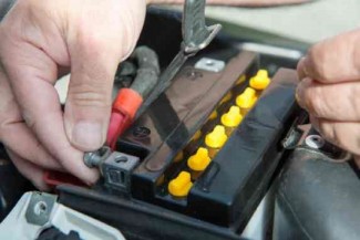 Kebiasaan Buruk yang Mengakibatkan Aki Motor Cepat Soak