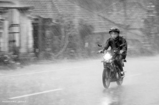 Deretan Kebiasaan Pemotor di Musim Hujan yang Bisa Bikin Celaka
