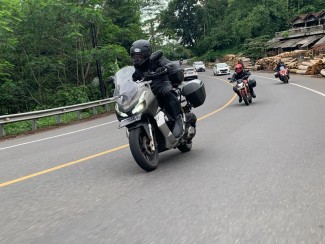 3 Cara Melewati Turunan Curam Menggunakan Sepeda Motor Matic