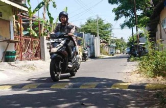 2 Cara Paling Tepat untuk Melintasi Polisi Tidur dengan Sepeda Motor