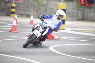 Jangan Asal Ngegas! Begini Cara Menikung Aman dengan Motor Saat Kecepatan Tinggi