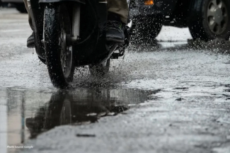 Kamu Harus Tahu, Begini Tips Aman Naik Motor Saat Hujan