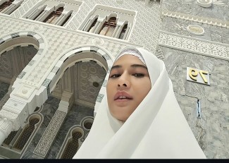 Potret Dian Sastrowardoyo Berhijab Putih di Masjidil Haram Jadi Swafoto Favorit 2025