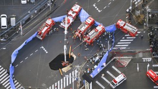 Jalan di Jepang Ambruk Hingga Membentuk Lubang Raksasa, Sebuah Truk Terjebak di Dalam
