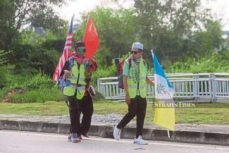 Bertekad Tunaikan Umrah, Dua Bestie Asal Malaysia Jalan Kaki 10.000 Km Sampai Mekkah