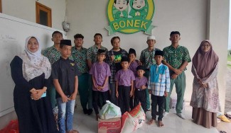 Kunjungi Panti Asuhan Bonek, Santri SMASIF Bumi Shalawat Berbagi Kebahagiaan dengan Yatim
