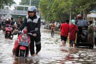 Jangan Asal Terjang! Pengendara Motor Wajib Pastikan Ketinggian Air agar Motor Tidak Rusak