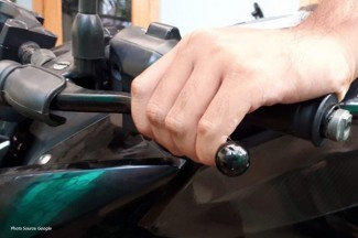 3 Kebiasaan Buruk Pengendara Motor Kopling Manual yang Bisa Bikin Celaka!