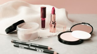 Buat Hijaber, Wajib Sontek Tutorial Makeup Natural Tahan Lama Ini