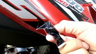 Copot Stiker di Bodi Motor Tanpa Bekas? Begini Caranya