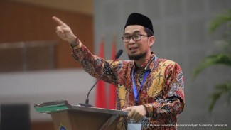 Bukan Sekadar Ritual, Ustadz Adi Hidayat Tekankan Pentingnya Memahami Makna Gerakan Sholat