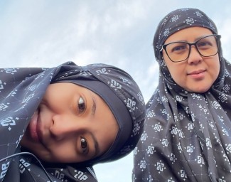Syifa Hadju dan Adhisty Zara Umrah, Penampilan Berhijab Syari Tuai Pujian