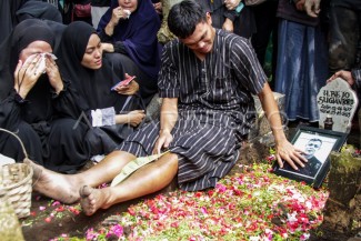 Jenazah Legenda Persebaya Bejo Sugiantoro Dimakamkan, Kumandang Adzan Rachmat Irianto Bikin Merinding