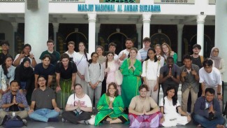 28 Mahasiwa Asing di ITS Kagumi Arsitektur Masjid Al Akbar Surabaya