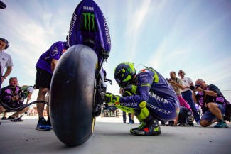 Begini Alasan Kenapa Ban di MotoGP Dibuat Tanpa Alur Alias Gundul