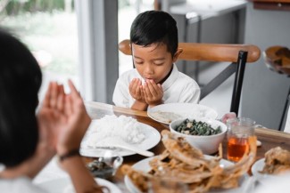Orang Tua Ajarkan Anak Berpuasa Ramadhan dengan Krearif dan Menyenangkan