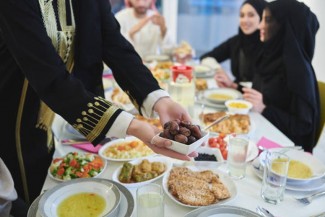 Rasulullah Menganjurkan Makan Sahur bagi Mereka yang akan Berpuasa Ramadan
