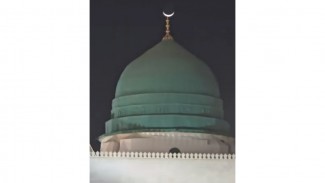 Fenomena Langka: Bulan Sabit Menghiasi Kubah Masjid Nabawi di Bulan Ramadan