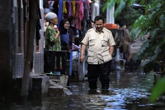 5 Potret Langka Presiden Prabowo Kunjungi Korban Banjir dengan Jalan Kaki