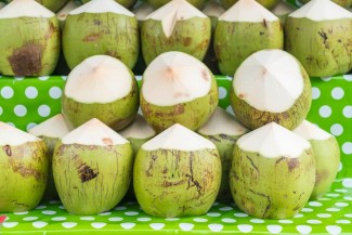 Benarkah Air Kelapa Bakar Bisa Bersihkan Paru-paru?