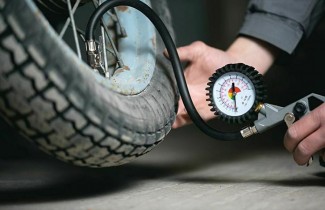 Jangan Sampai Salah, Ini Waktu Terbaik untuk Isi Angin Ban Motormu!