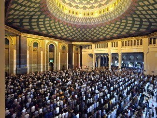 Qiyamul Lail di Masjid Al Akbar, Ribuan Jamaah Berburu “Lailatul Qodar”