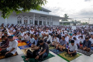 Panduan Lengkap Shalat Idul Fitri, Niat dan Bacaan di Sela Takbir
