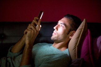 Memainkan Layar Ponsel sebelum Tidur Tingkatkan Risiko Insomnia