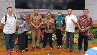 Alphabet Wooden Book Bilingual, Inovasi Dosen Unesa untuk Percepat Anak Kuasai Skill Berbahasa