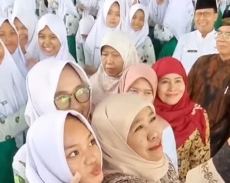 Khofifah Bangga dan Apresiasi 33 Siswa SMA Khadijah yang Lolos PTN Jalur Prestasi