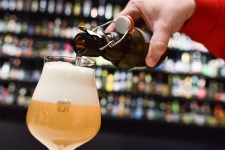 Meminum dan Menjual Arak Diharamkan, Bagaimana Kalau Menghadiahkan kepada Non-Musim