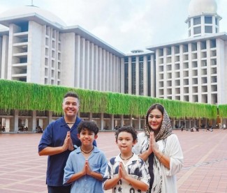 Tangis Sissy Prescillia Saat Pertama Kali Masuk Masjid Istiqlal di Usia 40 Tahun