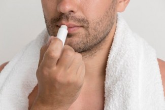Jangan Malu, Ini Manfaat Menggunakan Lip Balm bagi Pria