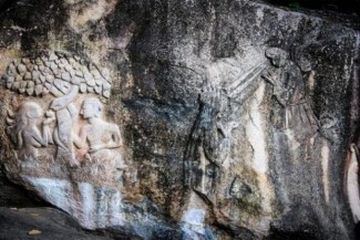 Asal-usul Pusar dan Ubun-Ubun, Kisah Iblis Memukul Perut Adam