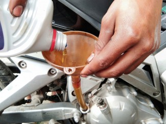 Hati-hati, Ini Risiko Saat Kamu Jarang Ganti Oli Mesin Motor!