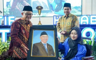 Momen Haru Mendikdasmen Abdul Muti Mendapatkan Lukisan dari Mahasiswa UMP Berkursi Roda