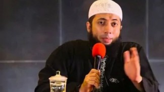 Jangan Cepat Menuduh! Ustadz Khalid Basalamah Ingatkan Pentingnya Berbaik Sangka Lewat Pesan Menyentuh Ini