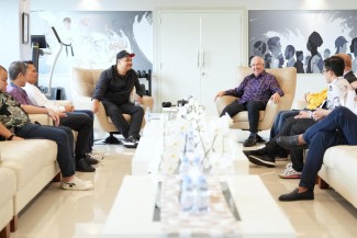 Menpora Dito dan Presiden IIHF Bahas Gebrakan Masa Depan Hoki Es Indonesia