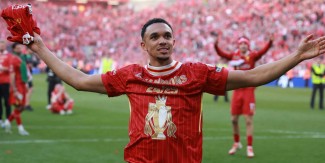 Momen Haru: Trent Alexander-Arnold Diam Saat YNWA, Isyarat Pamit dari Liverpool?