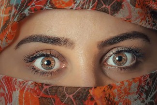 Rasulullah SAW Melaknat Perempuan yang Mencukur Alisnya