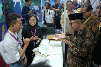 Mengapa Juru Bahasa Isyarat Selalu Pakai Busana Hitam? Ini Alasannya